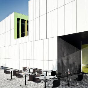 Zijaanzicht van de dunne schaal van Catifa 53 in een rij stoelen