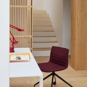 Catifa 53 Bench met drie zits op een wit gepoedercoat frame