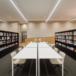 Modesty panel gemonteerd op een Nuur werkplek van Arper
