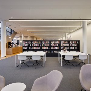 Mat zwart aluminium frame onder een Nuur blad van Arper
