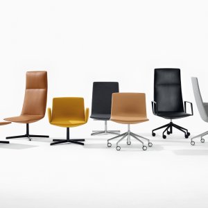 Vergaderstoelen Catifa Sensit van Arper rond de vergadertafel