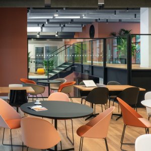 Cila als werkstoel aan het bureau