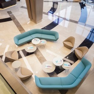 Lange vloeiende lijn van Loop modules in een atrium