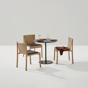 Kata Chair met gestoffeerde schaal en stiksels