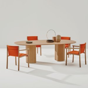 Kata Chair met houten schaal met textuur