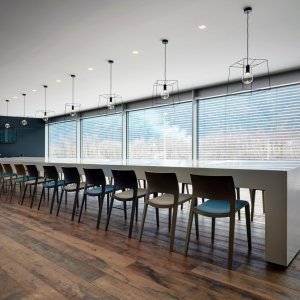 Rij Juno 02 stoelen in een collegezaal