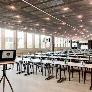 Juno 02 stoelen rond een eettafel buiten