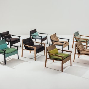 Kata Chair rond een samenwerktafel
