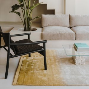 Kata Lounge naast een lage tafel