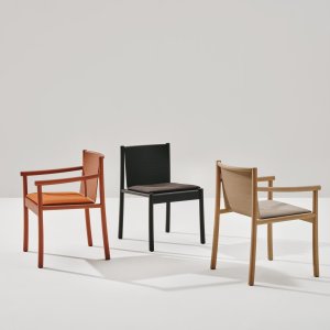 Kata Chair met armleggers in de wachtruimte