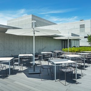 Vierkante Leaf tafel van Arper met gelakt stalen frame