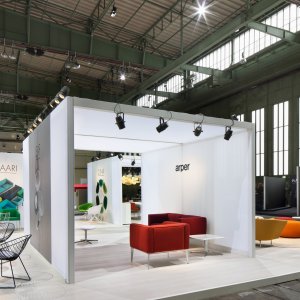 Leaf designstoelen rond een Compact HPL-tafel van Arper