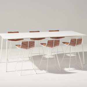 Leaf daybed van Arper op een buitenterras