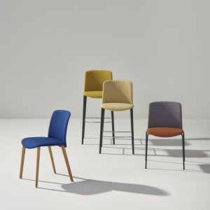 Mixu designstoel van Arper met verschillende materialen op zitting en rug in een eetkamer