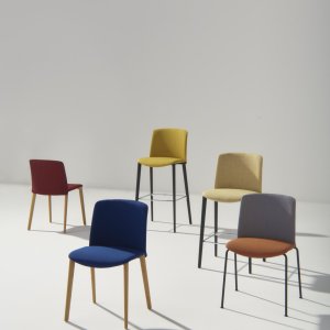 Volledig gestoffeerde Mixu designstoel van Arper in een hotellounge