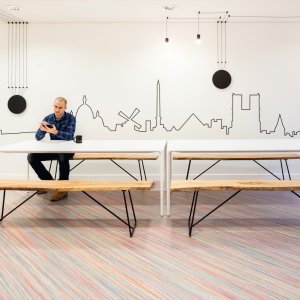 Thuiswerkplek met een Nuur tafel van Arper en een laptop