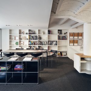 Kabelgoot gemonteerd onder een Nuur Office-tafel van Arper
