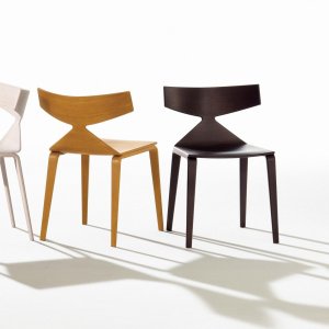 Design stoel Saya van Arper met eiken schaal in een eetkamer