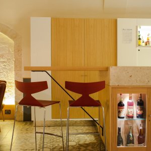 Restaurantinrichting met Saya stoelen van Arper