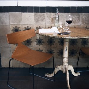 Hotellounge ingericht met Saya stoelen van Arper