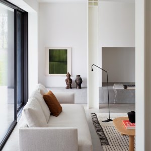 Steeve Lou in een woonkamer
