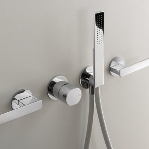 Driegatsset Ayla van gesatineerd roestvast staal op wastafel, Cea Design