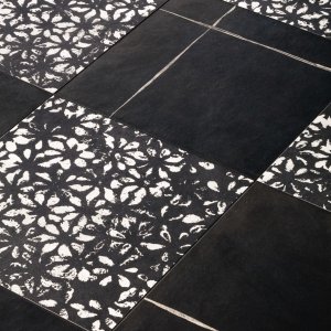 Chymia verticaal op een wand geplaatst