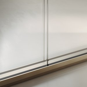 Dichte Slender wand met panelen in eikenfineer