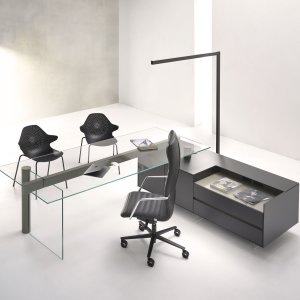 Voorpaneel van HPL achter het moderne bureau Cloud van Codutti