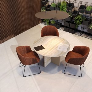 Bovenaanzicht van de travertijnen Ginza-tafel, klaar voor een overleg met zes