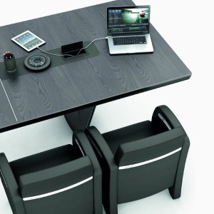 Elektrisch verzinkbare monitorhouder op de aanbouw van het bureau iSixty