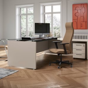 Kabelkorf gehaakt aan de balken van het GO bureau