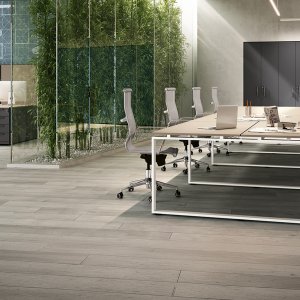 Loft Bridge-kast tussen twee bureaus
