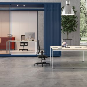 Loft werkplek in een open kantoor
