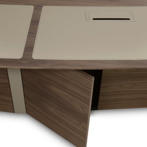 Directiekamer met Corniche tafel en Sella fauteuils