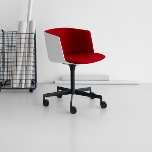 Rij Cut stoelen van Lapalma gezien op de rug