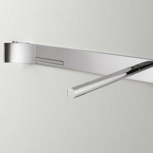Detail van de Cut Plus wandmengkraan in gepolijst staal