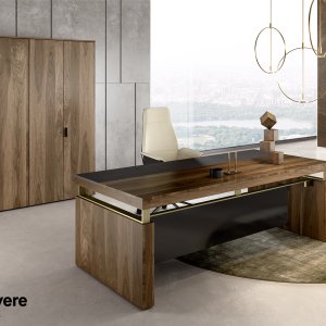 Bijzetkast in echthoutfineer naast een Bellagio bureau van Della Rovere