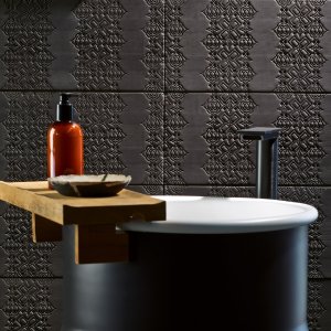 Bas-Relief plaatsing met 2 mm voeg en wiggen