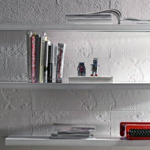 Receptiefront met gebeeldhouwde Bas-Relief wand