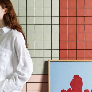 Wand en vloer in modulaire Din-keramiek van Mutina