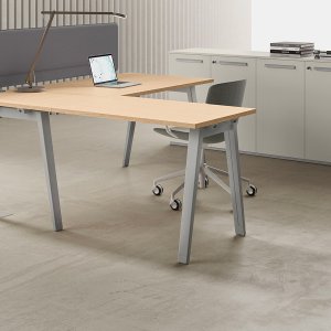 Vergadertafel E-Place 300 x 120 op twee kolommen met vierkante voet