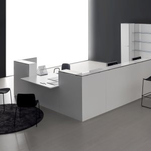 Plint in geanodiseerd aluminium onder een Qubo-receptiebalie