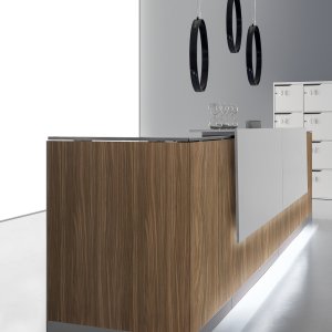 Ledbalk met touchdimmer onder het bovenblad van een Qubo-balie
