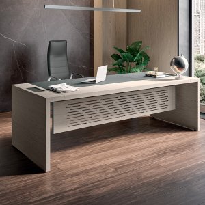 Design bureau e-10 van Quadrifoglio met notenhouten blad