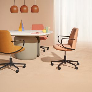 De twee Elinor stoelen naast elkaar, hoge en lage rug