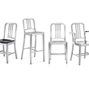 Design stoelen Navy 1006 van Emeco in geborsteld aluminium in een Amsterdams restaurant