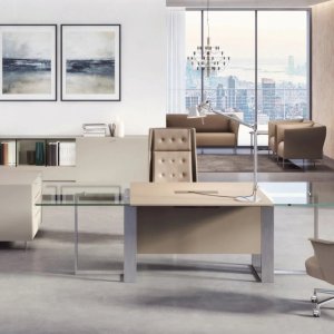 Blad in Pelle Soft met gestikte vlakken op het bureau Altagamma en bijpassend modesty panel
