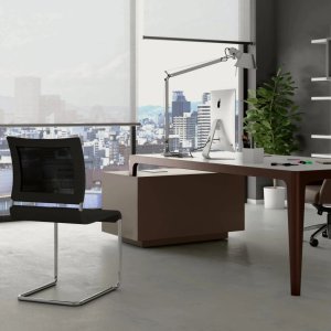 Bureau op servicemeubel P90 met top access op het meubel, collectie Grand More
