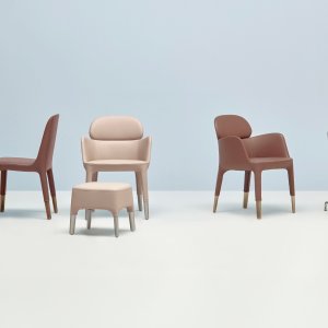 Stoel Ester 691, 48 cm breed, in een vergaderzaal